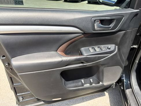 Used 2019 Toyota Highlander XLE AWD/4WD image 17