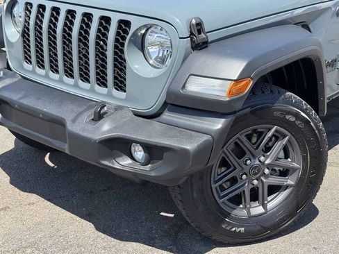 Used 2024 Jeep Wrangler Unlimited Sport AWD/4WD image 3