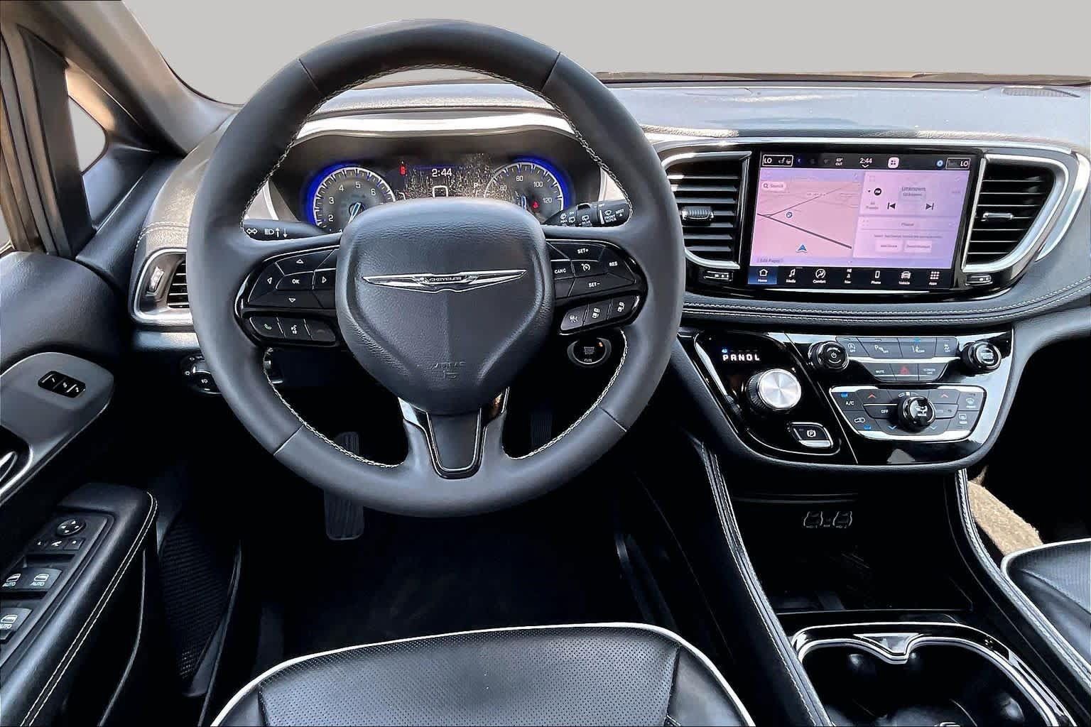 Used 2025 Chrysler Pacifica Limited FWD image 6