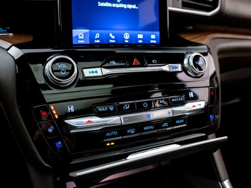 Used 2021 Ford Explorer King Ranch w/ Premium Technology Package image 28