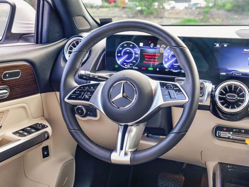 Used 2025 Mercedes-Benz EQB 250+ image 18