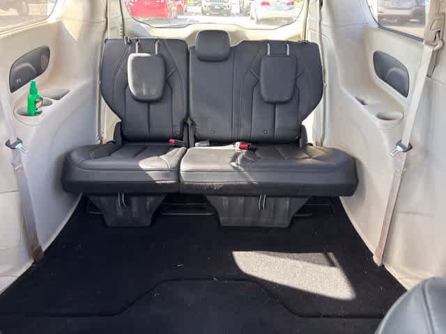 Used 2018 Chrysler Pacifica Touring-L w/ Premium Audio Group FWD image 22