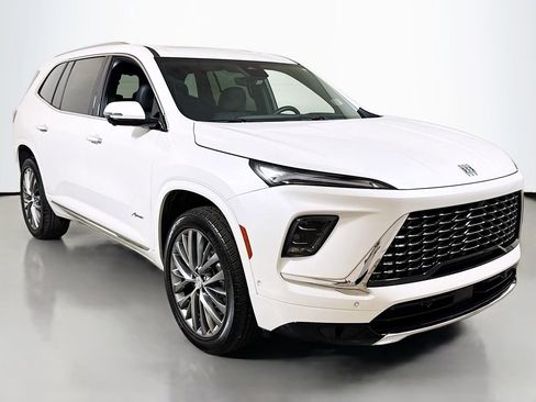 Used 2025 Buick Enclave Avenir AWD/4WD image 3