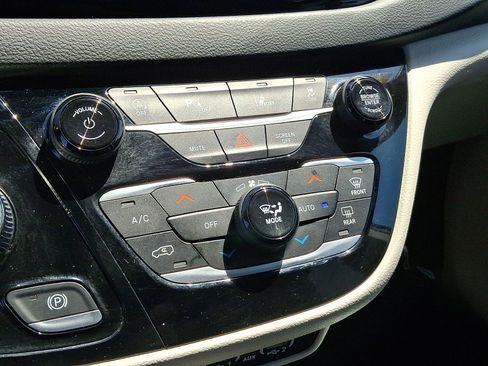 Certified 2023 Chrysler Pacifica Touring-L FWD image 16