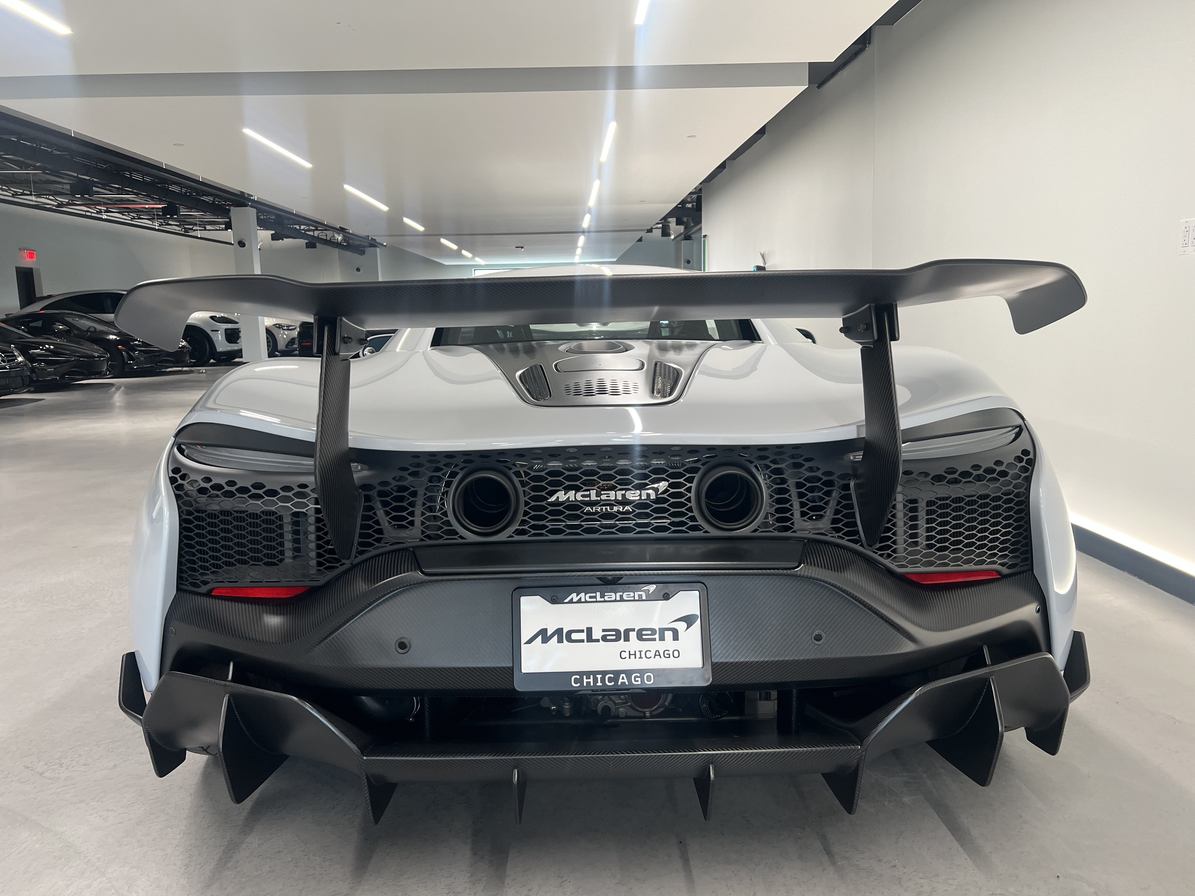 Used 2023 McLaren Artura RWD image 4