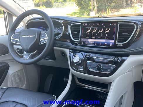 Used 2023 Chrysler Pacifica Limited FWD image 6