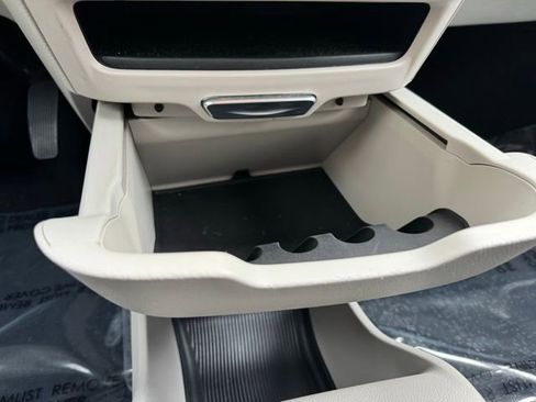 Used 2024 Chrysler Voyager LX image 18