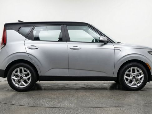 Used 2025 Kia Soul LX w/ LX Technology Package FWD image 11