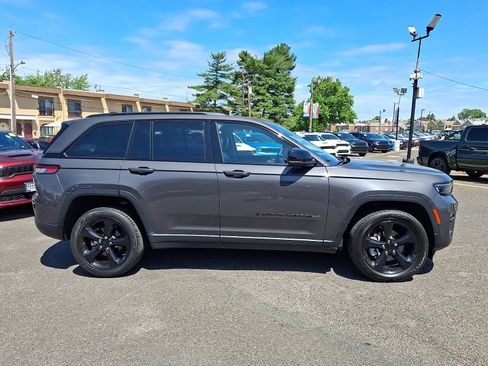 Used 2023 Jeep Grand Cherokee Limited w/ Black Appearance Package AWD/4WD image 7