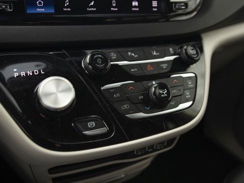 Used 2024 Chrysler Pacifica Touring-L FWD image 9