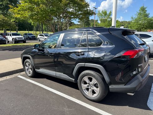 Used 2022 Toyota RAV4 XLE w/ Convenience Package FWD image 5