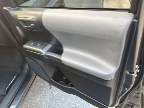 Used 2020 Toyota Tacoma SR5 RWD image 14