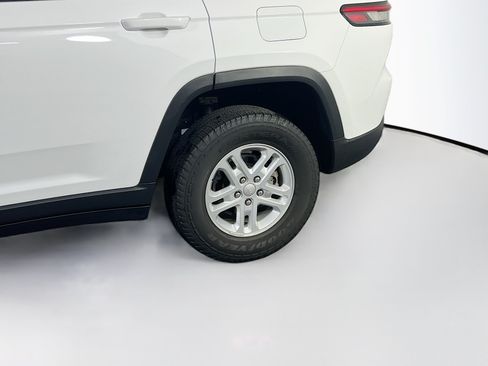 Used 2023 Jeep Grand Cherokee Laredo AWD/4WD image 28