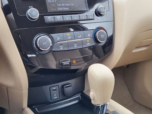 Used 2015 Nissan Rogue S AWD/4WD image 16