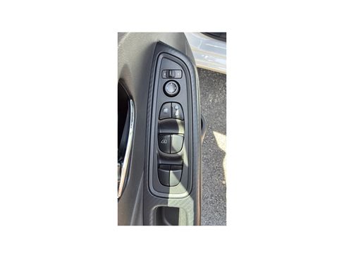 Used 2025 Nissan Versa SV FWD image 12