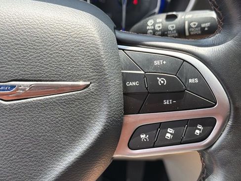 Used 2020 Chrysler Pacifica Touring w/ Advanced Safetytec Group FWD image 29