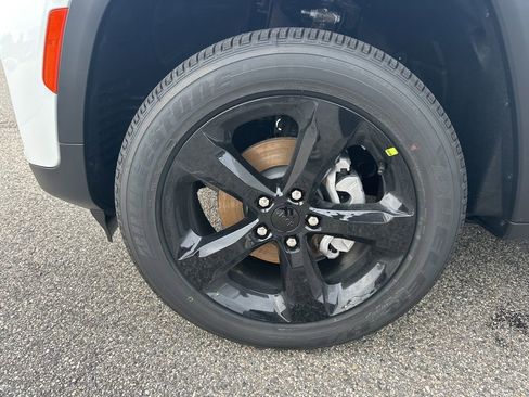 New 2025 Jeep Grand Cherokee Altitude image 28