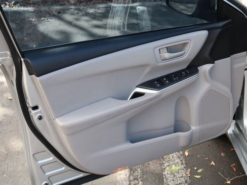 Used 2016 Toyota Camry LE FWD image 14