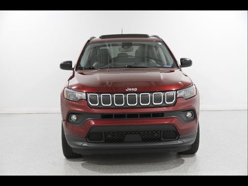 Used 2022 Jeep Compass Latitude w/ Sun and Sound Group AWD/4WD image 2