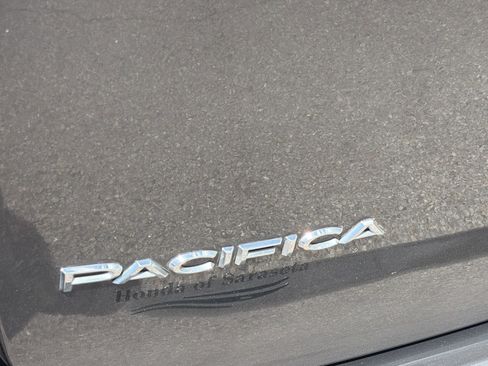 Used 2023 Chrysler Pacifica Touring-L image 12