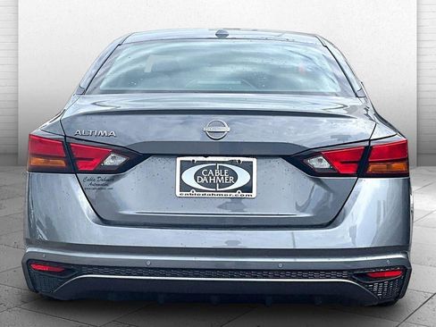 Used 2025 Nissan Altima 2.5 SV FWD image 3