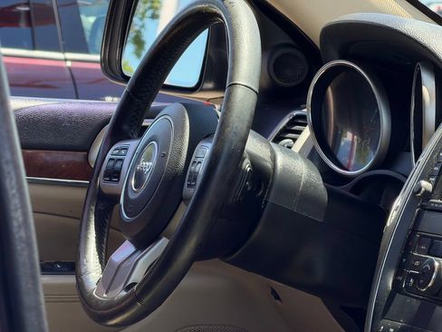 Used 2011 Jeep Grand Cherokee Limited w/ Luxury Group II AWD/4WD image 25