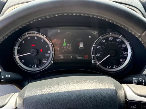 Used 2024 Toyota Highlander XLE FWD image 25