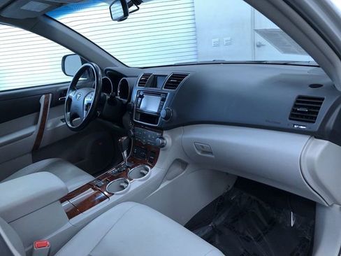 Used 2013 Toyota Highlander Limited AWD/4WD image 24