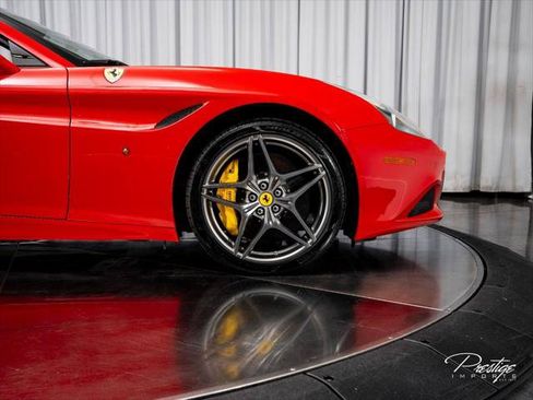 Used 2016 Ferrari California T RWD image 22