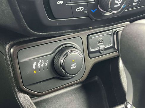 Used 2023 Jeep Renegade Latitude image 14