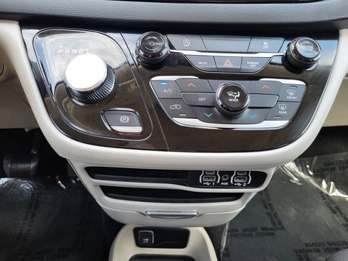 Used 2023 Chrysler Voyager LX FWD image 15