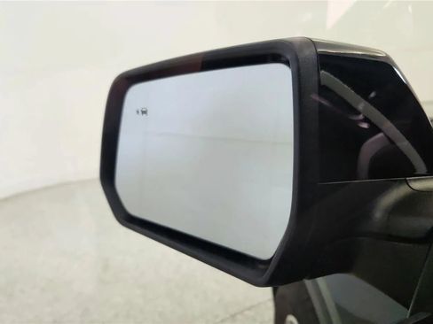 Used 2023 Chevrolet Traverse LT FWD image 24