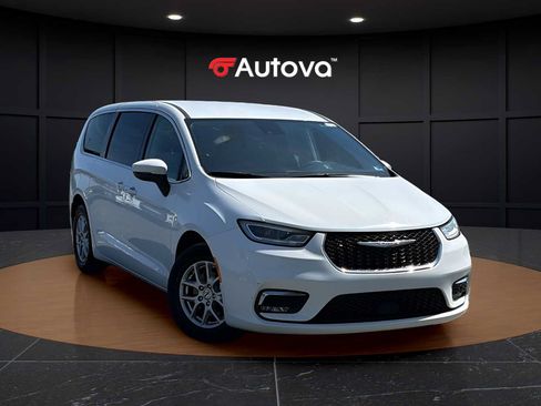 Used 2023 Chrysler Pacifica Touring-L FWD image 7