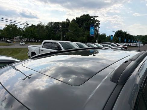 Used 2025 Chrysler Pacifica Limited FWD image 5