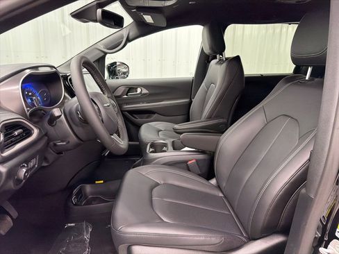 New 2026 Chrysler Pacifica Select image 14