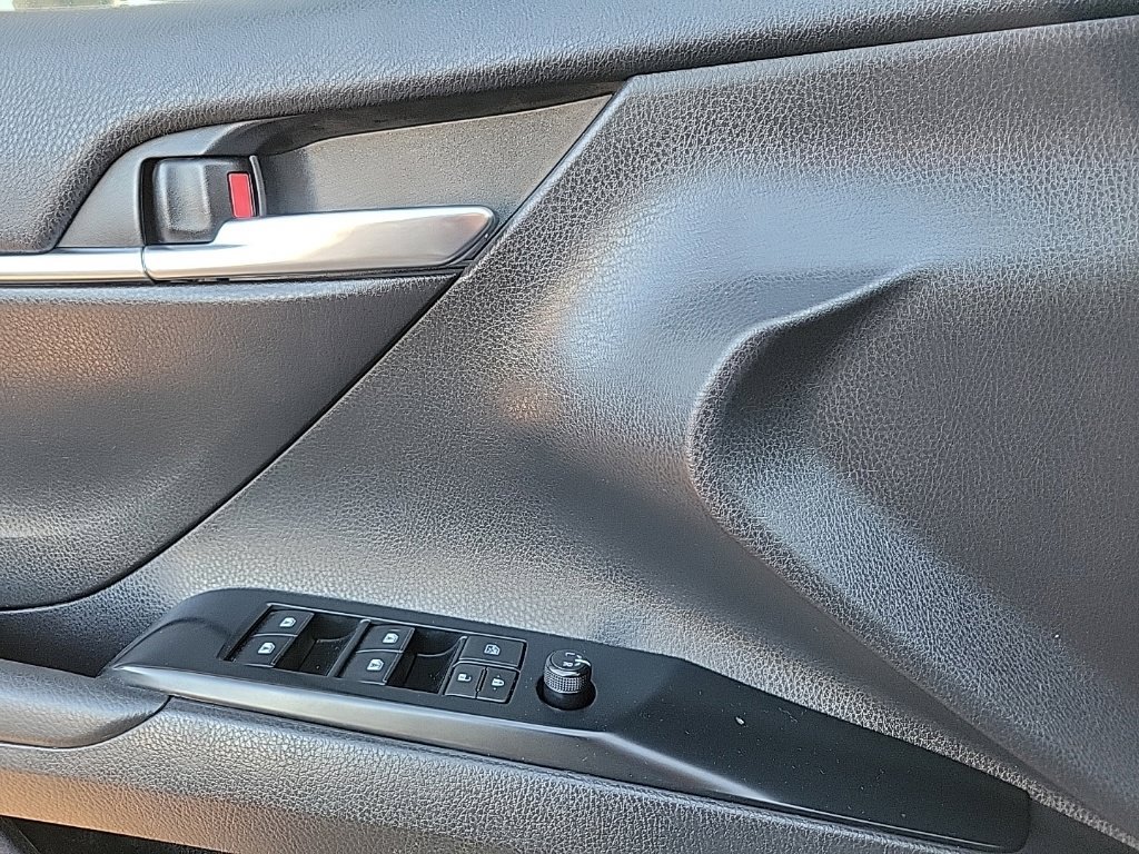 Used 2020 Toyota Camry SE FWD image 11