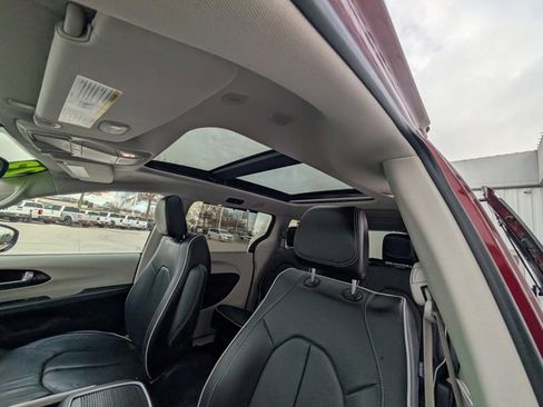 Used 2023 Chrysler Pacifica Limited image 5