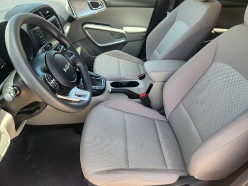 Used 2025 Kia Soul LX w/ LX Technology Package FWD image 13