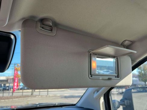 Used 2024 Nissan Titan SV w/ SV Convenience Package image 31