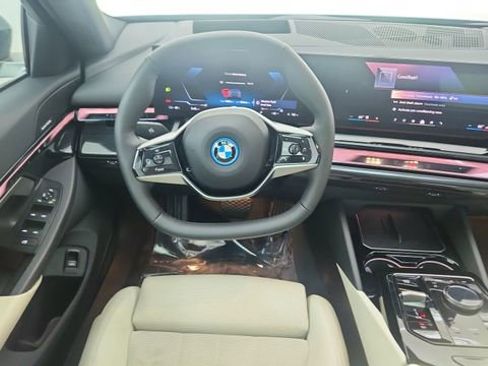 Used 2025 BMW i5 xDrive40 image 37