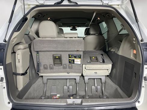 Used 2020 Toyota Sienna XLE w/ XLE Navigation Package image 17