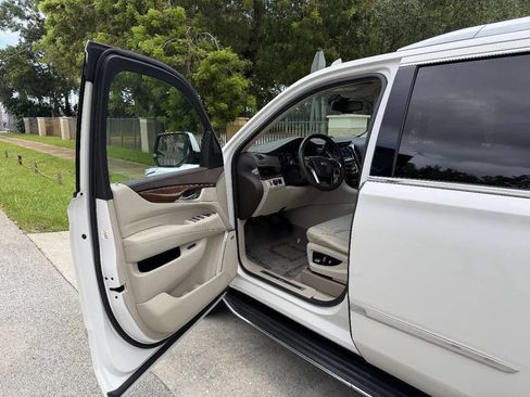 Used 2017 Cadillac Escalade 2WD image 5