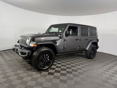 Used 2025 Jeep Wrangler Unlimited Sahara w/ Safety Group AWD/4WD image 17