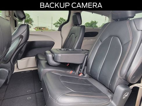Used 2017 Chrysler Pacifica Touring-L FWD image 12