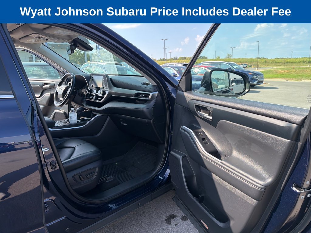 Used 2021 Toyota Highlander XLE AWD/4WD image 43