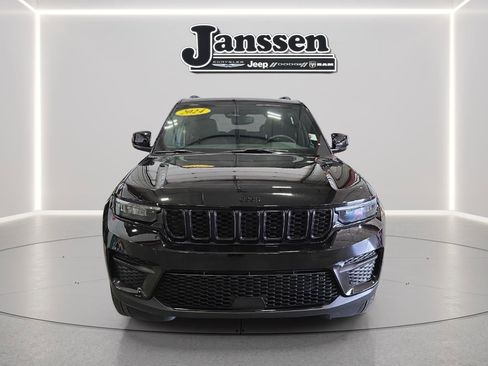 Used 2024 Jeep Grand Cherokee Altitude AWD/4WD image 6