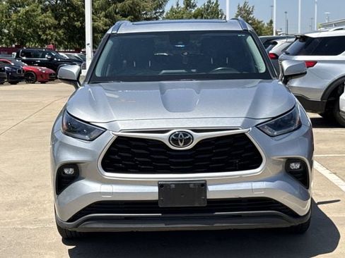 Used 2021 Toyota Highlander XLE AWD/4WD image 8