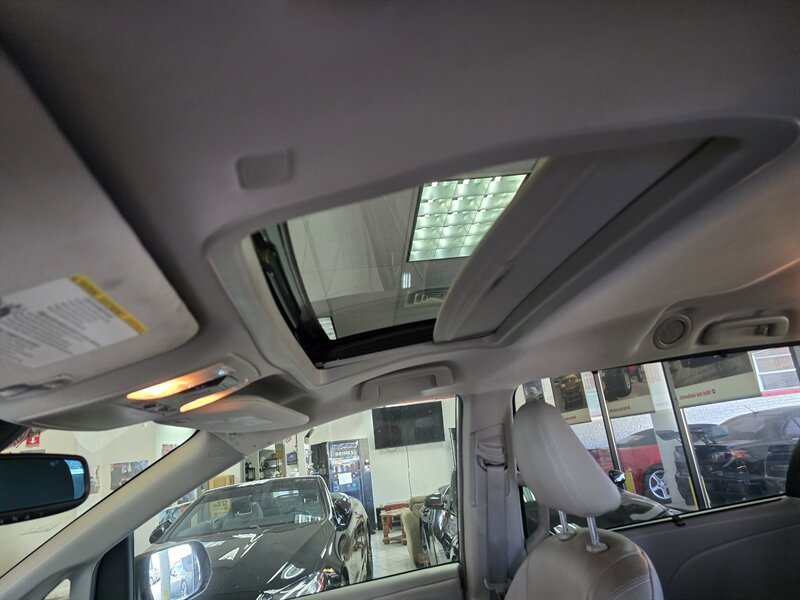 Used 2019 Toyota Sienna XLE w/ XLE Navigation Package FWD image 31