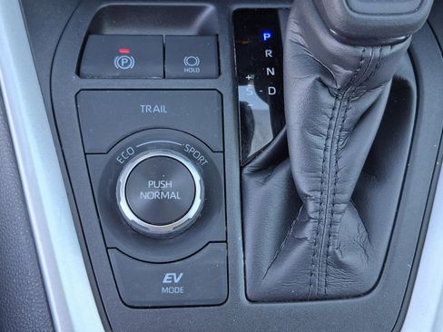 Used 2025 Toyota RAV4 LE image 33