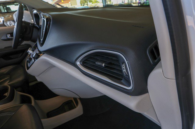 Used 2022 Chrysler Pacifica Touring-L FWD image 37
